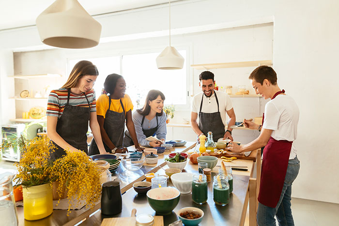 Team kocht gemeinsam das Essen