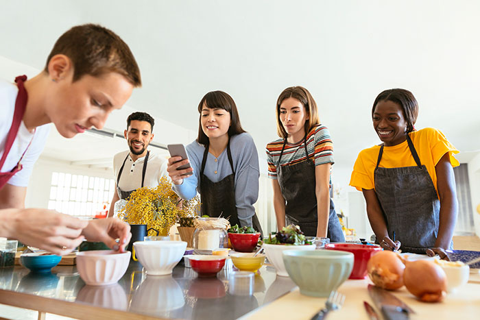 Team ist kreativ beim kochen