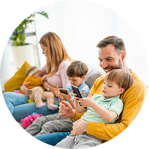 Familie sitz im Wohnzimmer beisammen