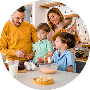 Familie bereitet gemeinsam Essen zu