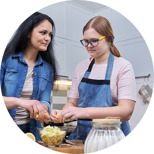 Mutter und Tochter machen Obstsalat