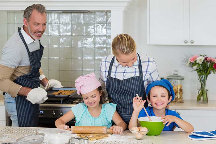 Familie backt in der Küche