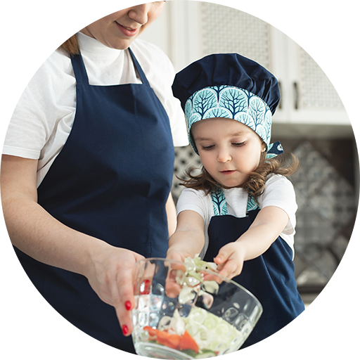 Kleinkind hilft Mutter beim kochen