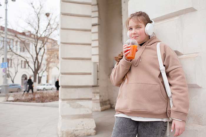 Jugendliche trinkt einen gesunden Smoothie