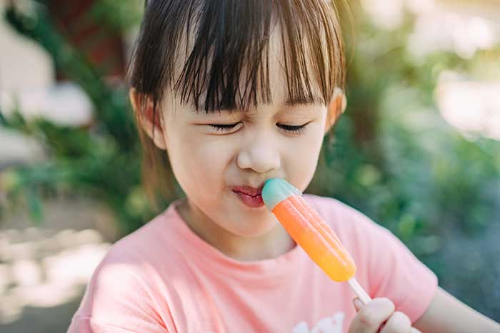 Junges Maedchen mag das Eis nicht essen